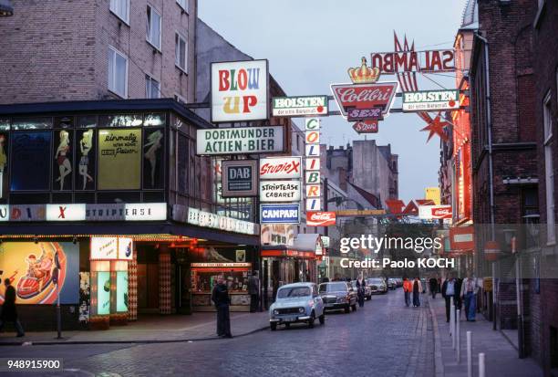 Rue commerçante du quartier de Sankt Pauli à Hambourg, en 1976, Allemagne.