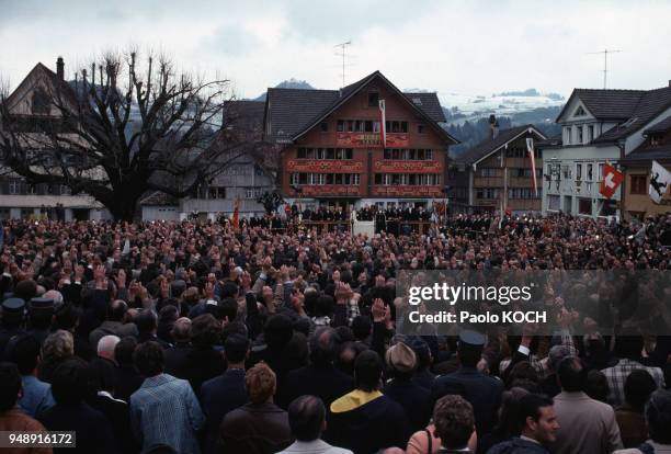 Vote à main levée pendant la Landsgemeinde du canton d'Appenzell Rhodes-Intérieures, en 1976, Suisse.