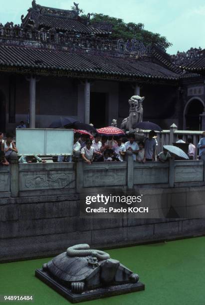 Statue représentant un serpent sur une tortue, symbole de longévité, dans le temple taoiste de Foshan, en Chine, en décembre 1978.