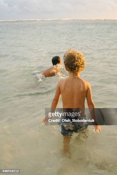 niños jugando en el mar - melasti fotografías e imágenes de stock