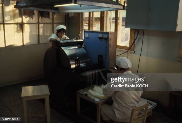 Fabrication de médicaments contraceptifs à la faculté de pharmacie de Pékin, en Chine, en octobre 1979.