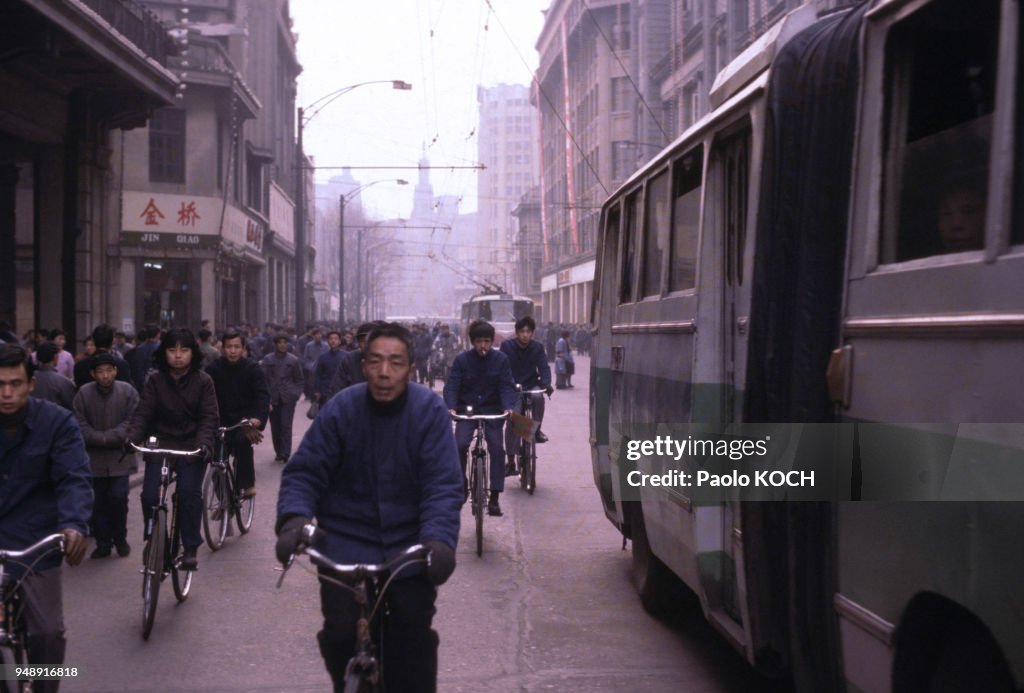 Traffic sur la rue de Nankin à Shanghaï