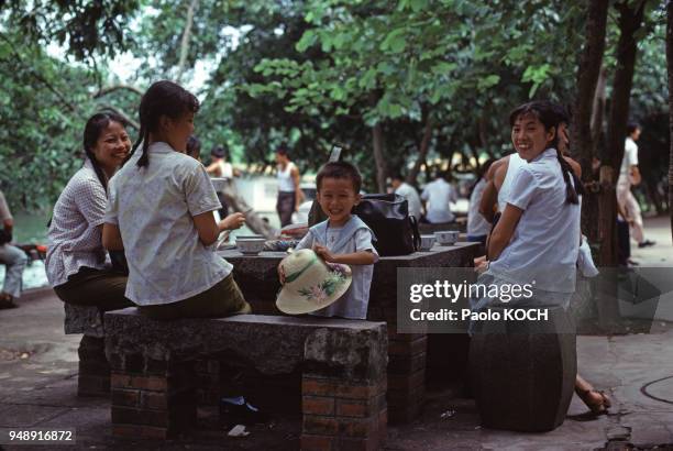 Famille prenant le thé dans un parc à Canton , en octobre 1978, Chine.