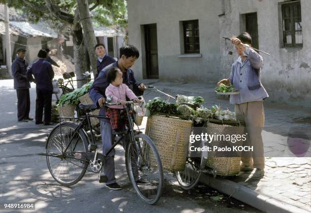 Fermier indépendant vendant ses légumes sur le marché à Nankin, en Chine, en octobre 1979.
