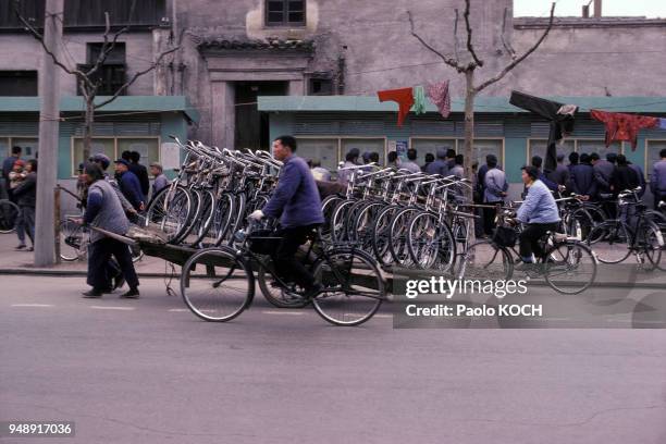 Transport de vélos neufs à Wuxi, dans la province du Jiangsu, en mars 1978, Chine.