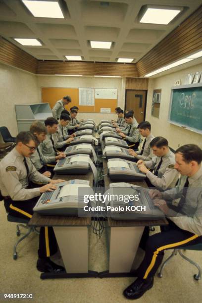 Soldats canadiens formés à l'utilisation d'ordinateurs à Regina, au Canada, en 1975.