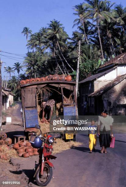 Déchargement d'un camion de poteries à Ahangama, en mars 1996, Sri Lanka.