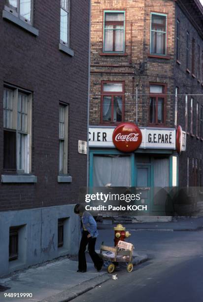 Jeune livreur de journeaux à Québec, en 1975, Canada.