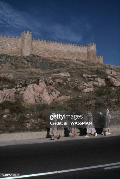 Religieuses au pied de la muraille d'Avila, en 1990, Espagne.