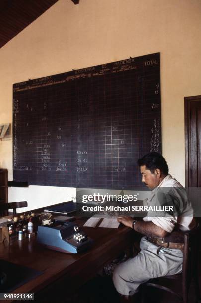 Commerçant dans son bureau à Corrientes, en 1971, Argentine.