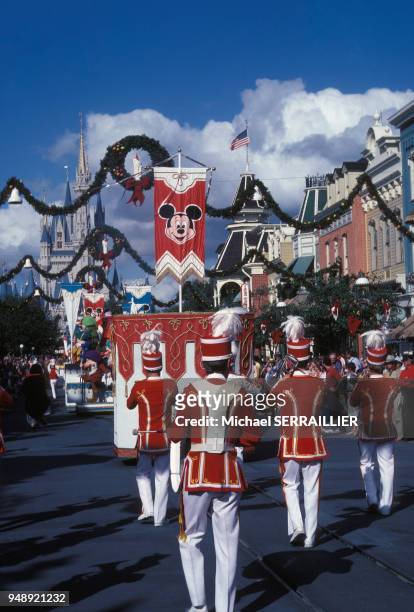 Défilé dans le parc Walt Disney World Resort à Orlando, en décembre 1982, en Floride, Etats-Unis.