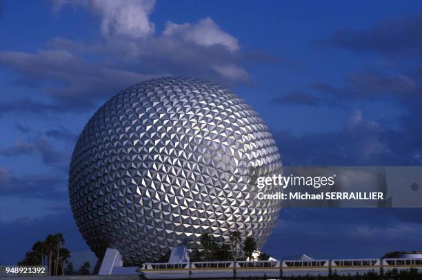 La sphère ?Spaceship Earth? du parc à thème EPCOT à Orlando, en décembre 1982, en Floride, Etats-Unis.