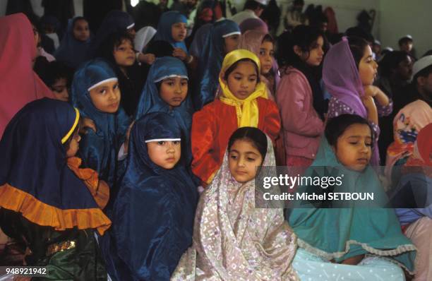 Petites filles dans une mosquée à Bradford, en 1989, Royaume-Uni.