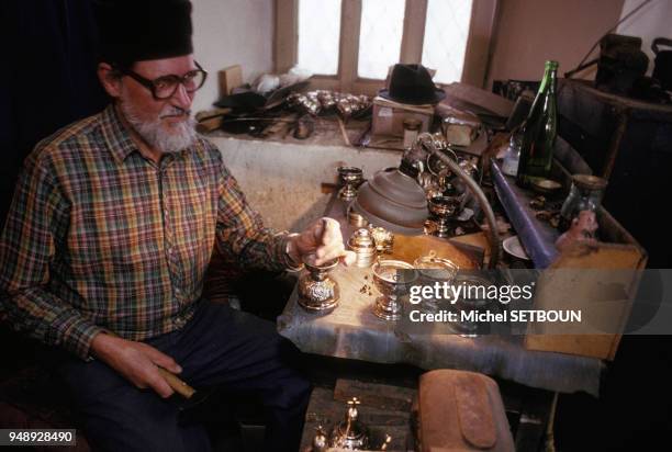 Moine fabriquant de l'argenterie dans un monastère orthodoxe à Bucarest, en mai 1990, Roumanie.