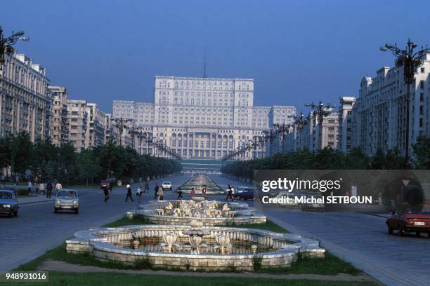 Palais du Parlement, construit par Nicolae Ceau?escu, à Bucarest, en mai 1990, Roumanie.