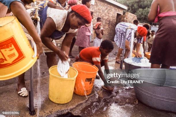 Femme faisant la lessive à Soweto, en 1990, Afrique du Sud.