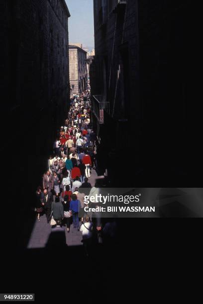 Foule dans la rue à Barcelone, en 1988, Espagne.