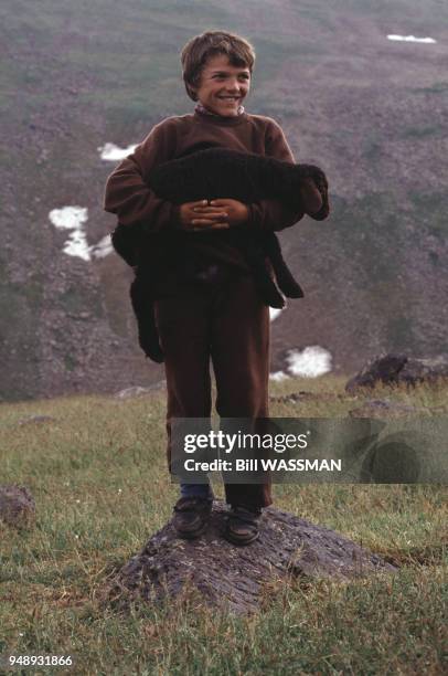 Enfant Kurde posant avec un agneau à Ararat, en août 1993, Arménie.