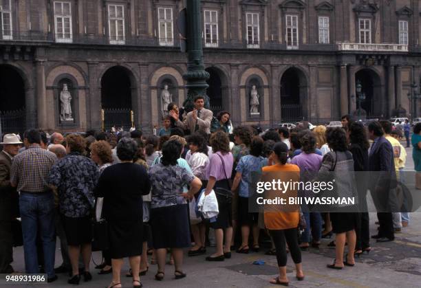 Homme faisant un discours devant le Palais royal de Naples, en juin 1990, Italie.