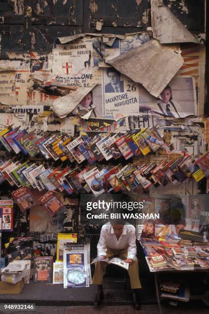 Marchand de journaux dans la rue à Naples, en 1990, Italie.