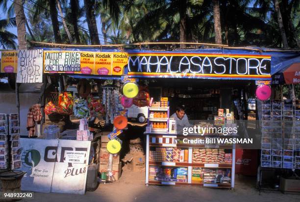Boutique de souvenirs à Palolem, dans l'Etat de Goa, en 1999, Inde.