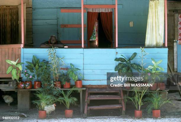 Homme sur la terrasse de sa maison à Guayaguare, sur l'île de Trinidad, en mars 1984, Trinité-et-Tobago.