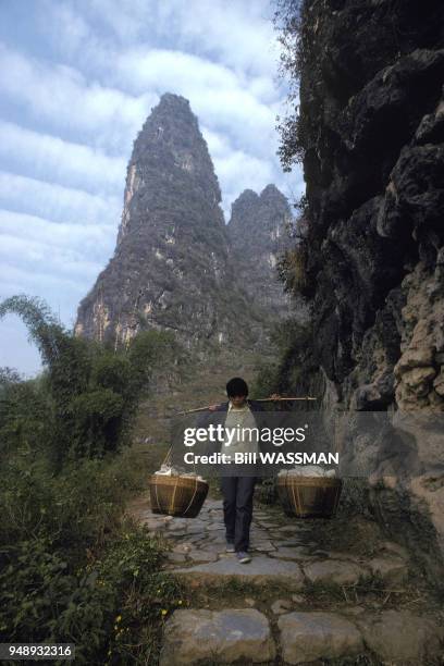 Femme sur un chemin de montagne à Xingping, dans la province de Guangxi, en Chine, en janvier 1989.