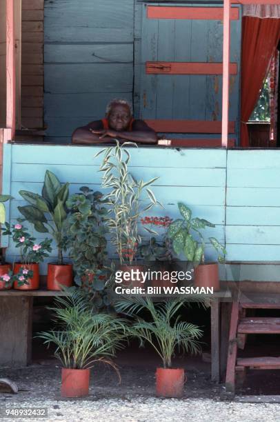 Homme sur la terrasse de sa maison à Guayaguare, en mars 1984, Trinité-et-Tobago.