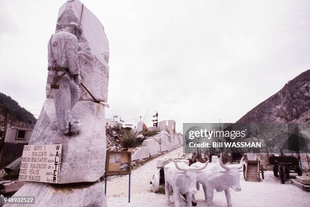 Sculptures en marbre blanc dans une carrière à Carrare, en octobre 1990, Italie.