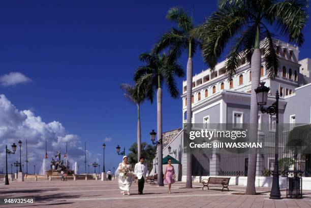 Couple de jeunes mariés sur le Paseo de la Princesa à San Juan, en janvier 1994, Porto Rico.