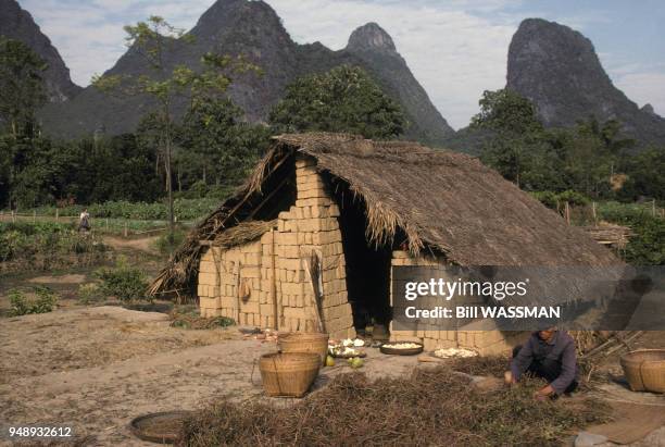 Feme traditionnelle à Xingping, dans la province du Guangxi, en Chine, en janvier 1989.