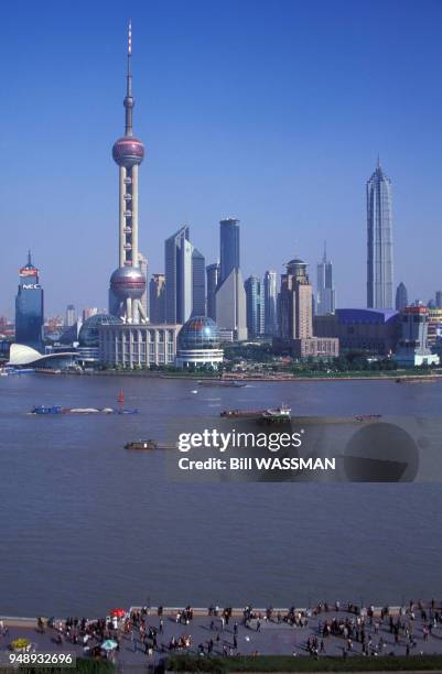 Gratte-ciel du district de Pudong au bord du fleuve Huang Pu, à Shanghai, en 2003, Chine.