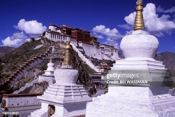 Chörtens devant le palais du Potala à Lhassa, au Tibet, en 2000, Chine.