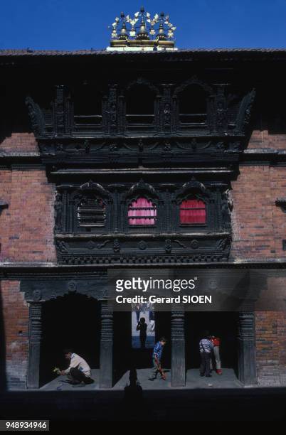 Cour intérieur de la maison de la Kumari à Katmandou, en janvier 1985, Népal.