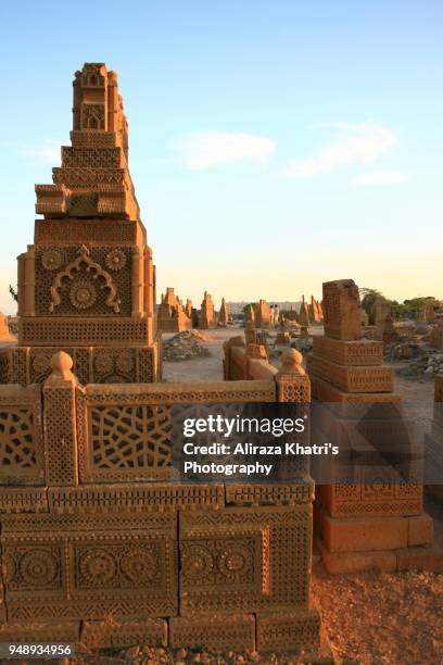 chowkundi tombs karachi - pakistan - chaukundi tombs stock pictures, royalty-free photos & images