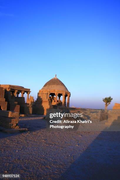 chowkundi tombs karachi - pakistan - chaukundi tombs stock pictures, royalty-free photos & images