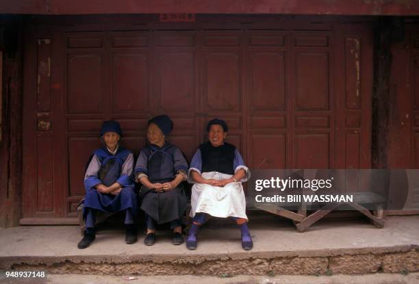 Femmes âgées Naxi assises sur un banc à Lijiang, en septembre 1992, Chine.
