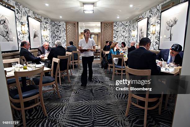 Patrons dine during lunch at Mia Dona in New York, U.S., on Monday, Feb. 25, 2008. The new restaurant is on 58th Street at 3rd Avenue and is the...