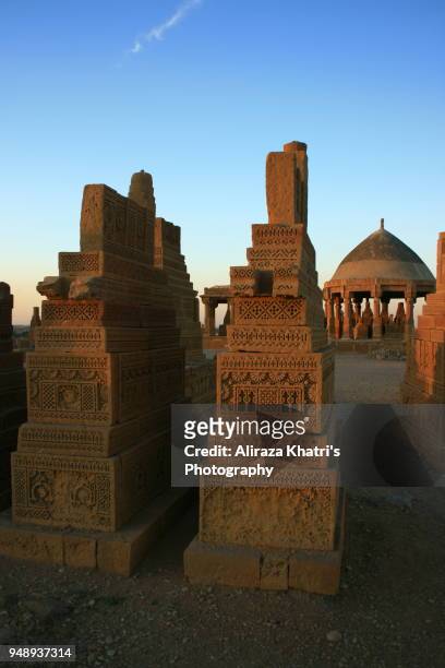 chowkundi tombs karachi - pakistan - chaukundi tombs stock pictures, royalty-free photos & images