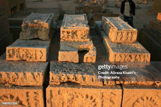 chowkundi tombs karachi - pakistan - chaukundi tombs stock pictures, royalty-free photos & images