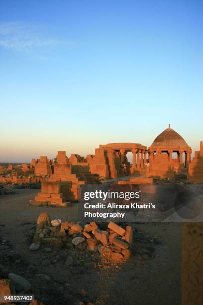 chowkundi tombs karachi - pakistan - chaukundi tombs stock pictures, royalty-free photos & images