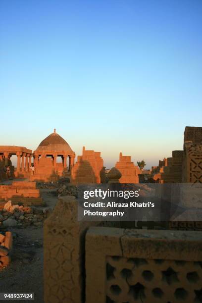 chowkundi tombs karachi - pakistan - chaukundi tombs stock pictures, royalty-free photos & images