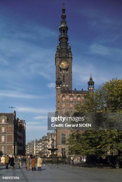 Hôtel de ville de Gdansk, sur la place Dlugi Targ, en octobre 1979, Pologne.