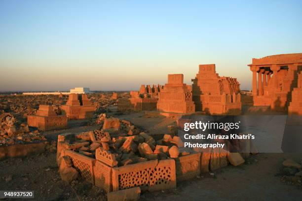 chowkundi tombs karachi - pakistan - chaukundi tombs stock pictures, royalty-free photos & images