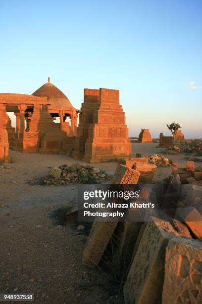 chowkundi tombs karachi - pakistan - chaukundi tombs stock pictures, royalty-free photos & images