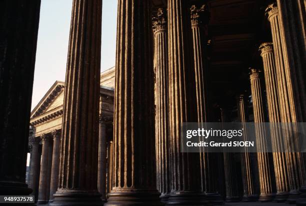 Colonnade de la cathédrale Notre-Dame-de-Kazan de Saint-Pétersbourg, en juillet 1988, Russie.