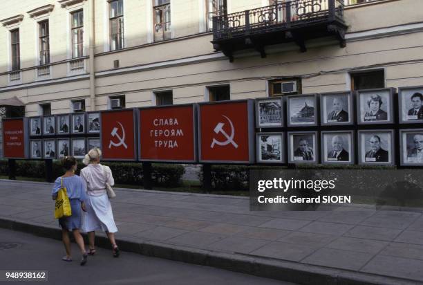 Exposition de photographies en hommage aux héros de l'URSS, dans une rue de Saint-Petersbourg, en Russie, en juillet 1988.