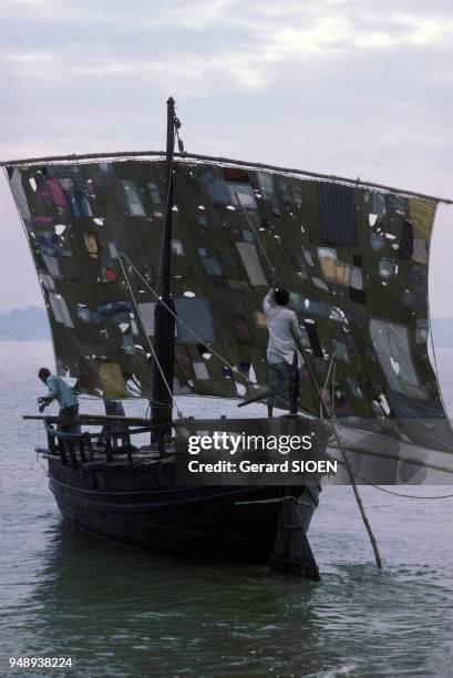 Bateau de pêche avec une voile rapiécée sur le Gange à Bénarès , en janvier 1985, Inde.