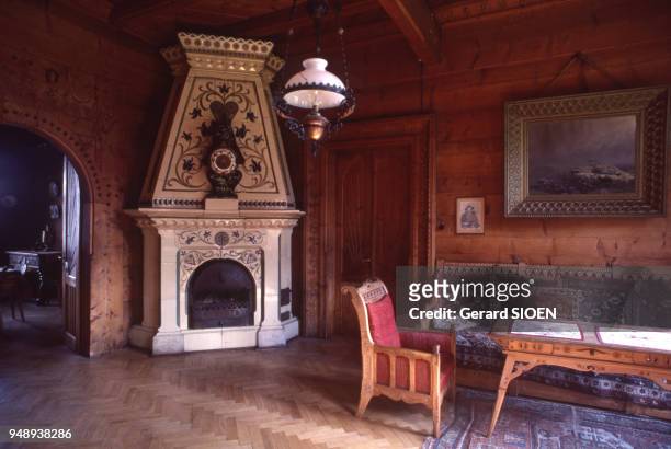 Intérieur d'une maison traditionnelle de Zakopane, en juillet 1979, Pologne.