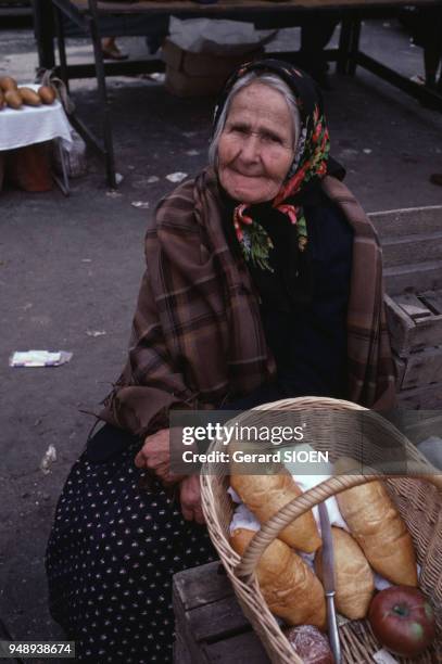Vendeuse de fromages dans la rue à Nowy Targ, en octobre 1985, Pologne.